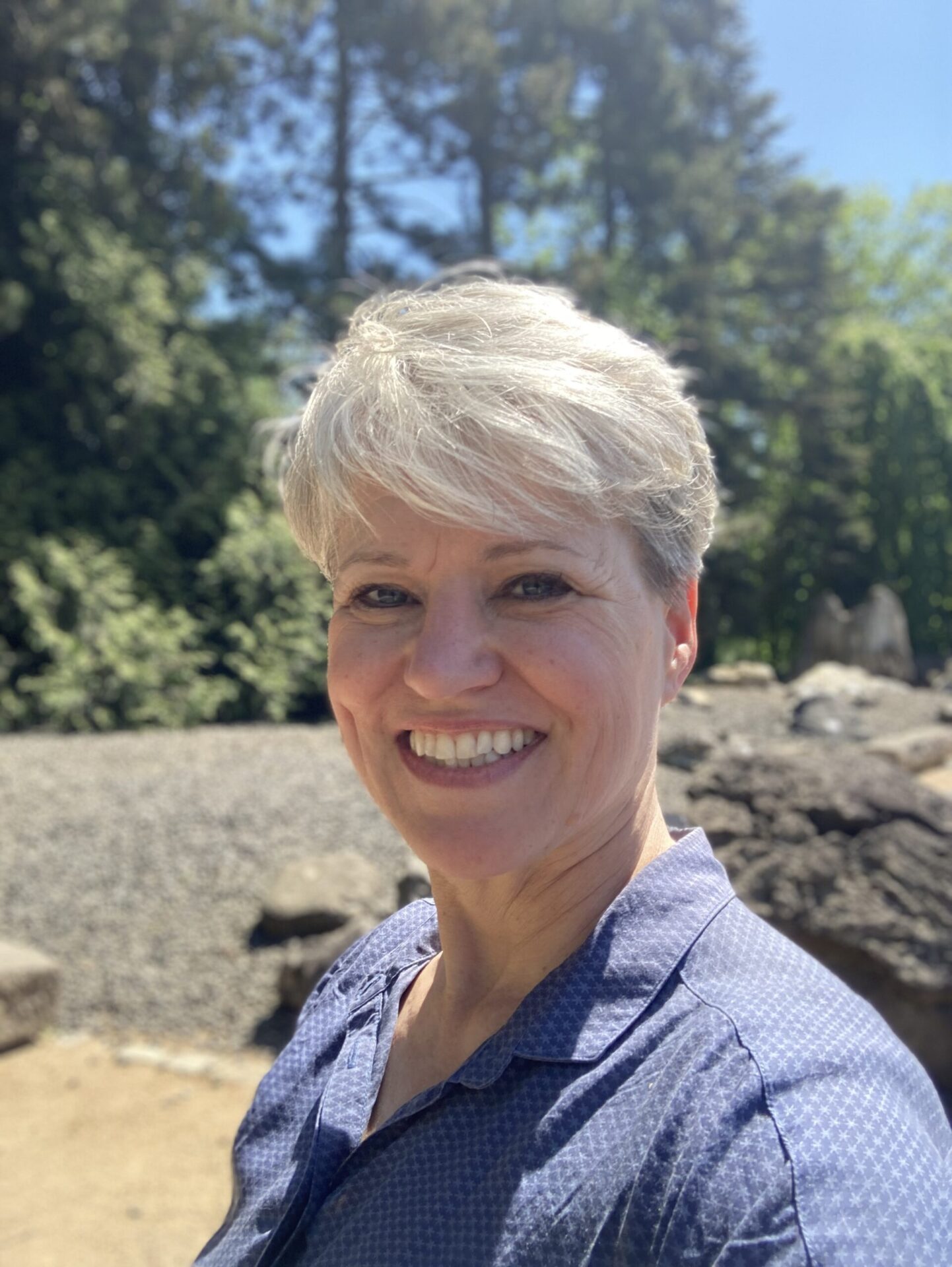 Astrid draußen, die dich ansieht