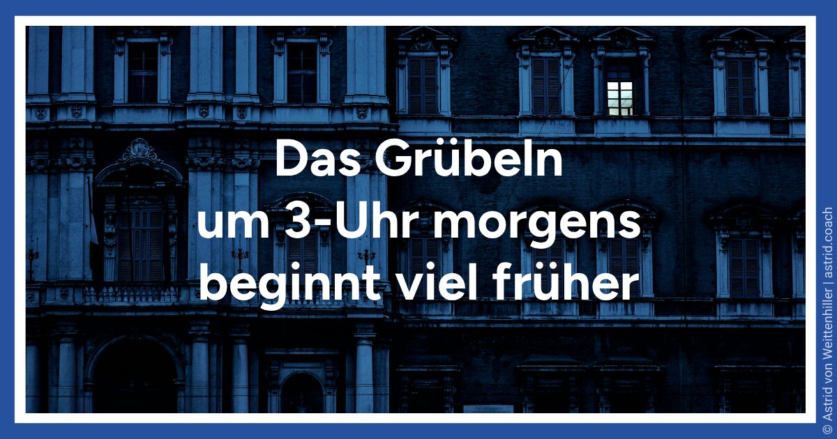 Nächtliche Gebäudefassade mit einem erleuchteten Fenster