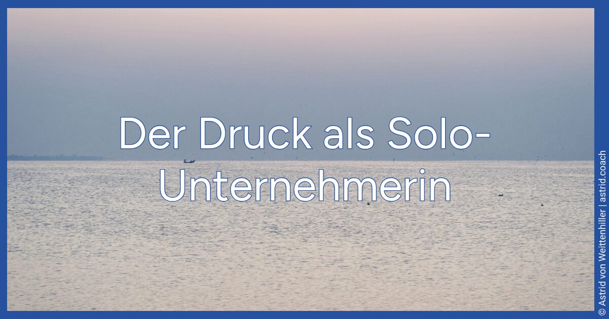 Ruhiges Wasser mit flachem Horizont im weichen Blau-Rosa-Licht. Titel: Der Druck als Solo-Unternehmerin.