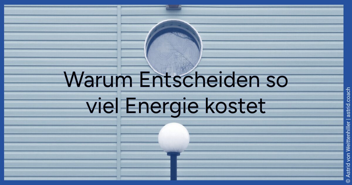 Fassade eines Gebäudes mit horizontalen Rillen und einem runden Fenster in Blautönen.