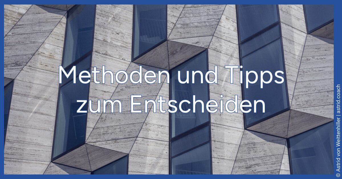 Moderne Gebäudefassade mit vielen Fenstern in einem regelmäßigen Raster, Architektur Detailaufnahme. Titel: Methoden und Tipps zum Entscheiden