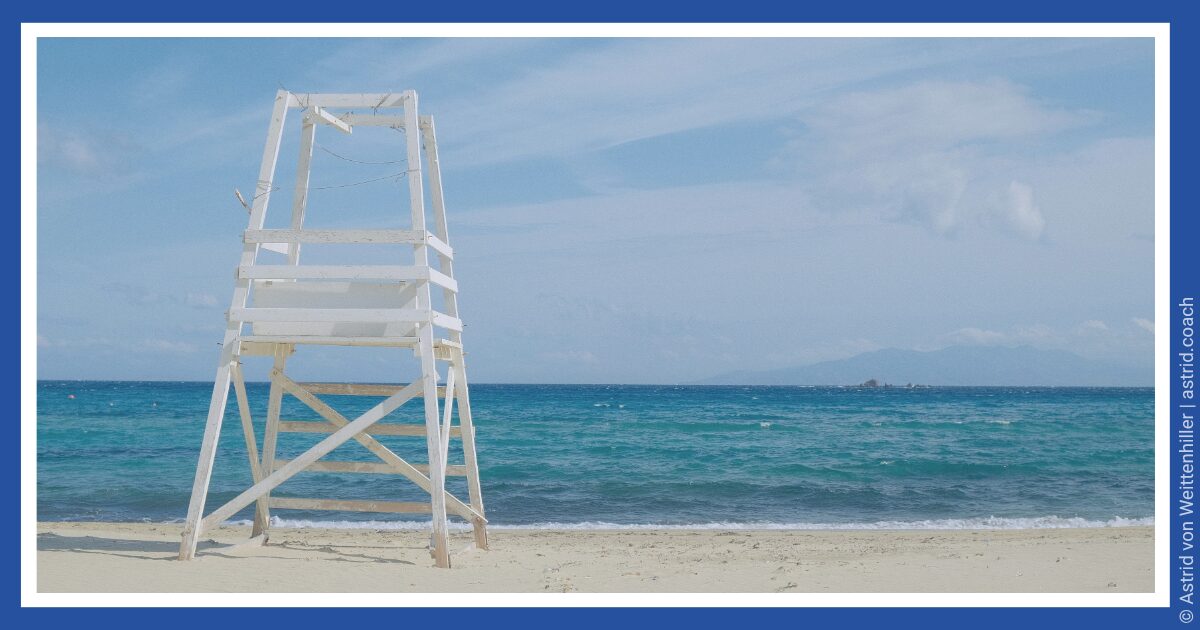 entscheidungsmethoden_decision-making-methods2 Deutsch: Weißer Rettungsschwimmerstuhl am leeren Sandstrand am Meer, minimalistische Küstenlandschaft. English: White lifeguard chair on an empty sandy beach by the sea, minimalist coastal landscape.