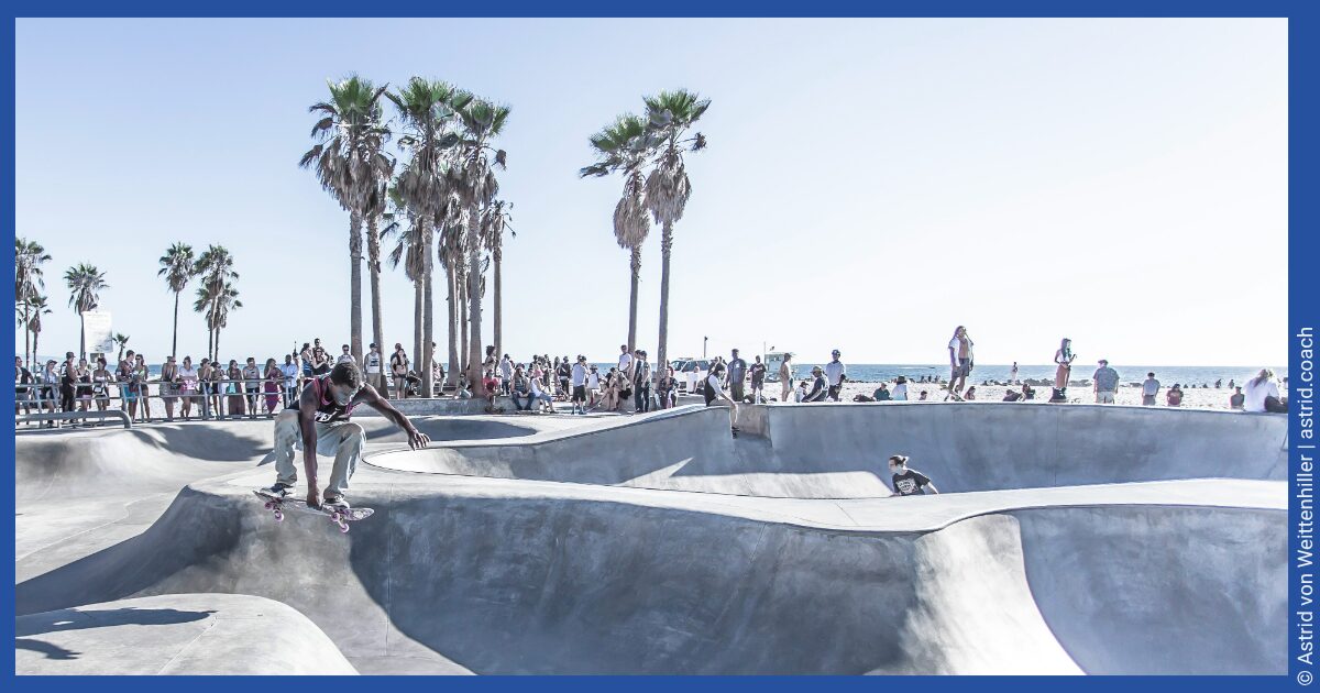 Deutsch: Skateboarder in einem Skatepark am Strand mit Palmen im Hintergrund - English: Skateboarder in a skate park at the beach with palm trees in the background