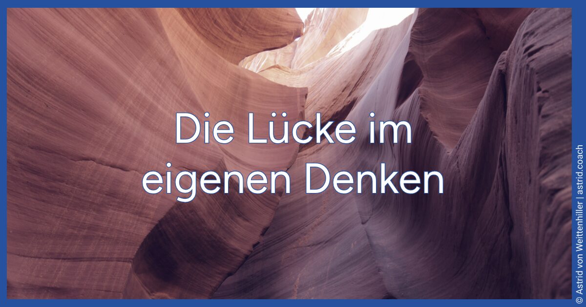 Enge Felsschlucht mit geschwungenen, rotvioletten Sandsteinwänden, davor der Titel: Die Lücke im eigenen Denken.